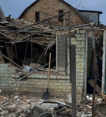 Місцева влада показала наслідки обстрілу Корабельного району Херсона