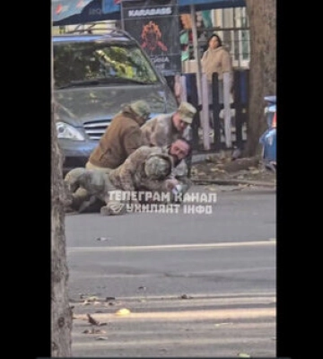 В Николаеве люди в военной форме пытались связать мужчину: В ТЦК говорят, что это не их представители. ВИДЕО