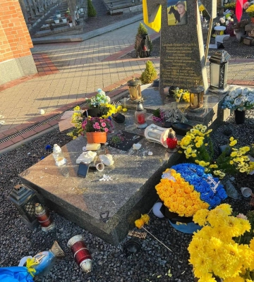 Уночі вандали пошкодили могили військових на Личаківському цвинтарі у Львові