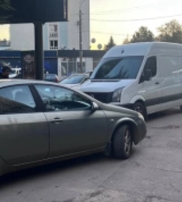 У Рівному нетверезий водій в'їхав у припарковане авто