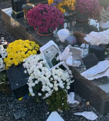 Вандали пошкодили могили військових на Личаківському цвинтарі 