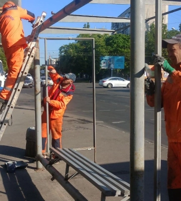 В Одесі комунальники відновлюють пошкоджені вандалами зупинки