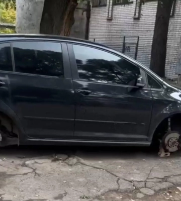 У Дніпрі на житломасиві Лівобережний невідомі вкрали з автівки усі колеса
