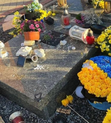 Уночі вандали пошкодили могили військових на Личаківському цвинтарі у Львові