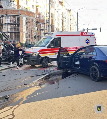 У Чернівцях внаслідок ДТП постраждала 19-річна пасажирка одного з автомобілів-учасників