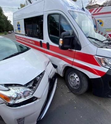 В Одесі автомобіль швидкої допомоги потрапив у ДТП