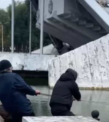 У Дніпрі в парку Глоби рятують затонулий катамаран