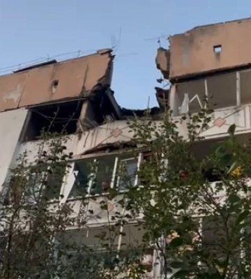 У селищі Глеваха уламки збитого БпЛА прошкодили дах та квартири багатоповерхівки, - ДСНС Київщини. ВІДЕО