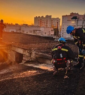Наслідки падіння уламків "Шахеда" на 5-поверхівку у Глевасі на Київщині: евакуйовано понад 40 мешканців. ФОТОрепортаж