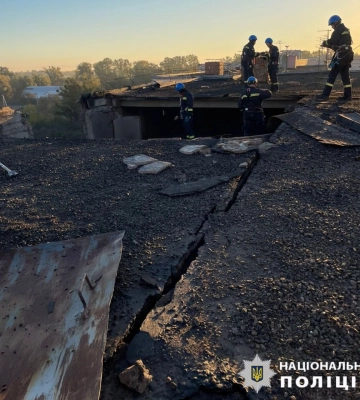 Ночной обстрел Киева и области: осколки &quot;Шахеда&quot; пробили крышу пятиэтажки (фото, видео)