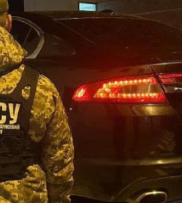 Прикордонники Львівщини виявили Jaguar, який везли під виглядом гумдопомоги