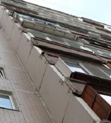 У Луцьку з вікна восьмого поверху випав 24-річний чоловік