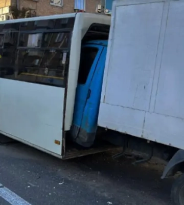 Вантажівка протаранила маршрутку з пасажирами у Солом’янському районі столиці 