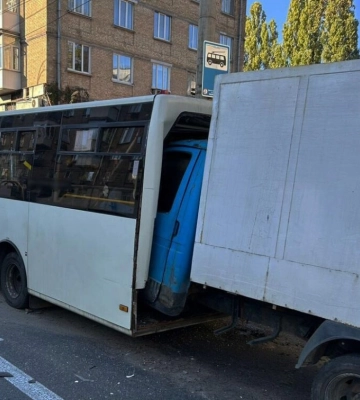Вантажівка на швидкості влетіла у маршрутку: у Києві сталася страшна ДТП