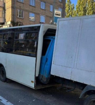 У Києві вантажівка на повному ходу влетіла у маршрутку — відео серйозної ДТП