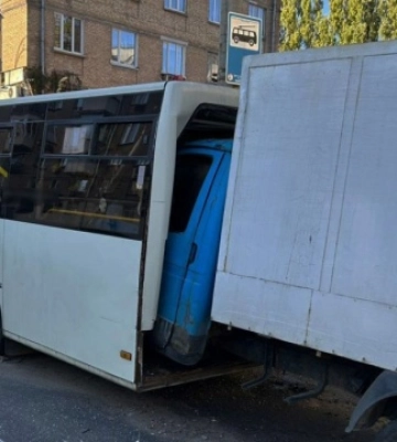 У Києві вантажівка влетіла в маршрутку, четверо постраждалих