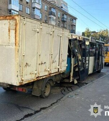 У Києві вантажівка в’їхала в маршрутку: 9 постраждалих, 7 - госпіталізованих. ВІДЕО+ФОТОрепортаж (оновлено)