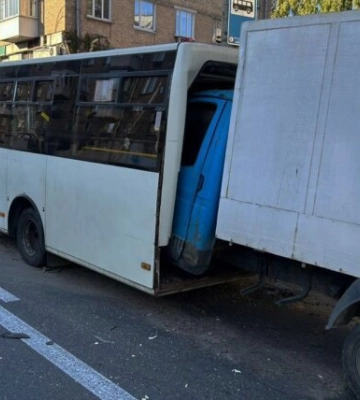 Это настоящий ужас: в Киеве грузовик влетел в переполненную маршрутку - видео с места