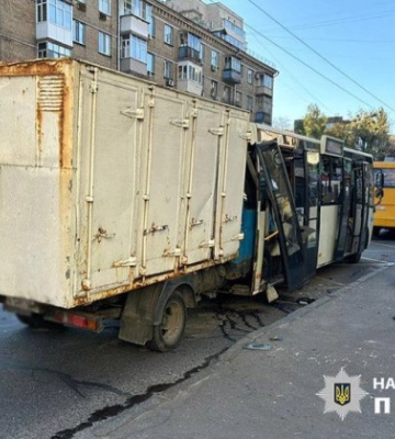 У Києві у маршрутці, в яку в’їхала вантажівка, перебували люди – на місці працюють медики