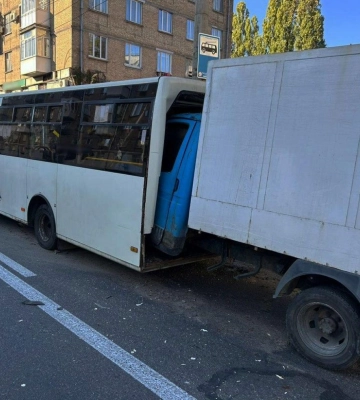 Вантажівка на швидкості влетіла у маршрутку: у Києві сталася страшна ДТП