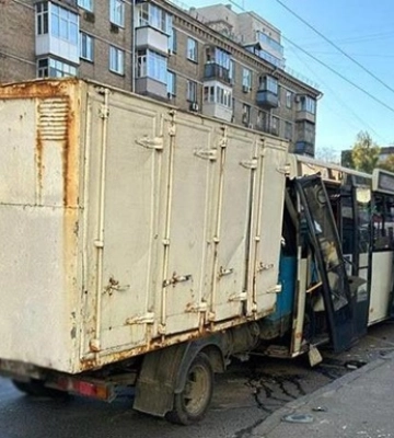 В Киеве грузовик влетел в маршрутку: есть пострадавшие