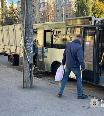 В Киеве грузовик влетел в маршрутку: что с пассажирами (ОБНОВЛЕНО)