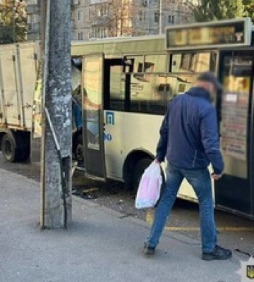 В Киеве грузовик въехал в маршрутное такси: полиция устанавливает обстоятельства