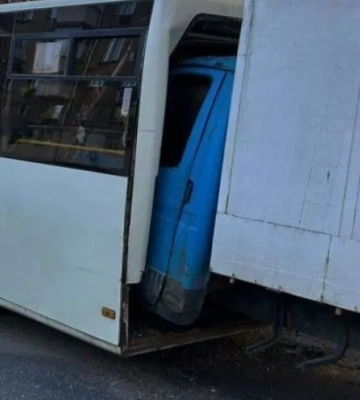 Вантажівка на швидкості влетіла у маршрутку: у Києві сталася страшна ДТП