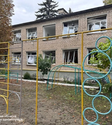Россияне ударили баллистикой по жилому кварталу Запорожья