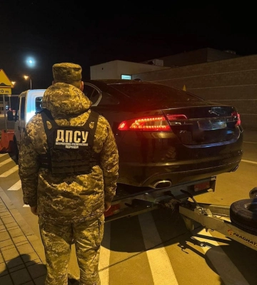 Прикордонники Львівщини виявили Jaguar, який везли під виглядом гумдопомоги