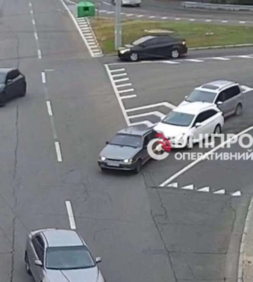 Серйозна потрійна ДТП сталася біля ТРЦ &quot;Мост-Сіті&quot; в Дніпрі: відео моменту