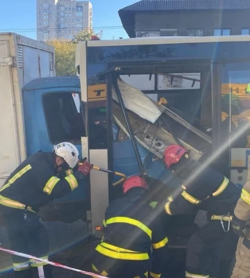 У Києві вантажівка влетіла в автобус із пасажирами — багато постраждалих