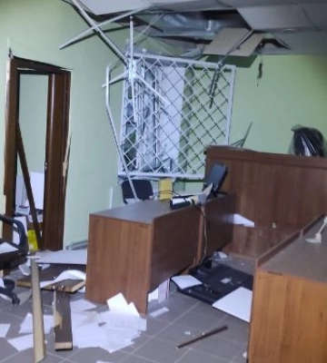 В Сумской области в результате вражеского удара КАБами было повреждено админздание системы правосудия, фото