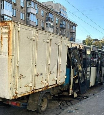 У Києві вантажівка влетіла в маршрутку: дев&#039;ятеро постраждалих, є загибла (ОНОВЛЕНО)