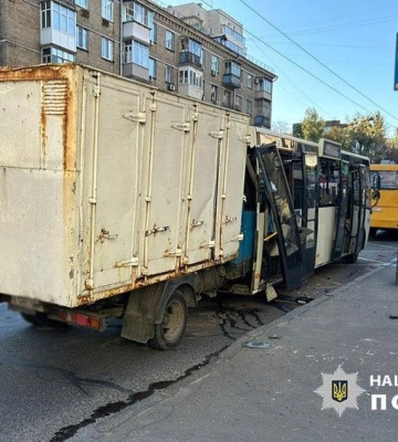 У Києві вантажівка влетіла в автобус із пасажирами — багато постраждалих