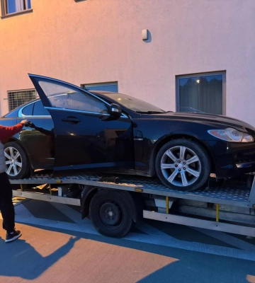 Прикордонники Львівщини виявили Jaguar, який везли під виглядом гумдопомоги