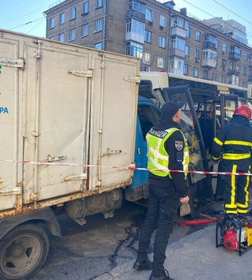 ДТП з маршруткою у Києві: загинула літня жінка, ще п’ятеро травмовані