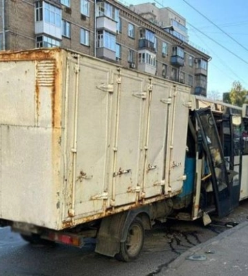 В Киеве грузовик на большой скорости въехал в маршрутку, пострадали по меньшей мере четыре человека