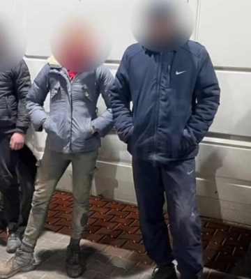 У Рівному патрульні зупинили бус, який перевозив крадені скутери (ВІДЕО)