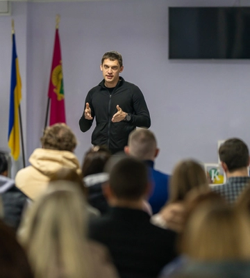 Відродження освіти в прифронтовому регіоні: голова Запорізької  ОДА Іван Федоров зустрівся з батьками учнів, щоб обговорити&amp;hellip;