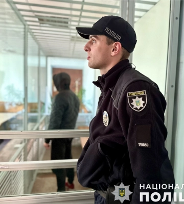 Потрощив битою чужу автівку, обстріляв ії та погрожував зброєю поліцейським - на Миколаївщині затримано дебошира