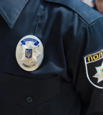 Во Львовской области полицейский требовал у военнообязанного 4 тысячи долларов за то, что не повезет его в ТЦК