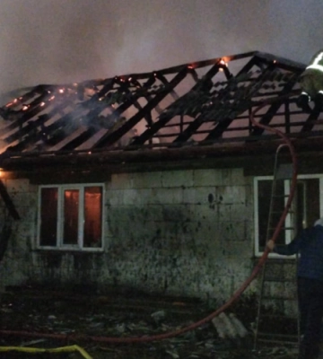 На Волині горіла господарська будівля: вогонь знищив 120 квадратних метрів даху