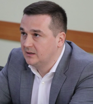 Син голови Хмельницької МСЕК Тетяни Крупи активно намагається вивести нажите із країни