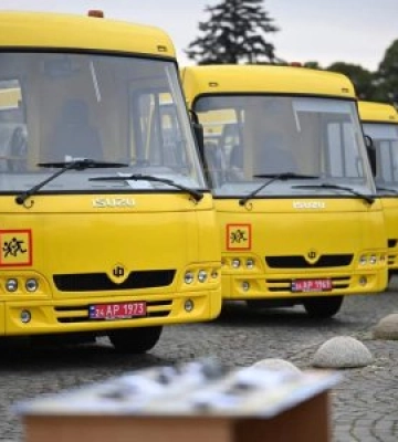 Сьогодні в Ужгороді територіальним громадам області передали чергову партію шкільних автобусів