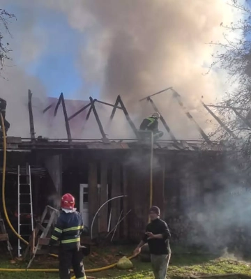 Ужгородські рятувальники ліквідували пожежу в надвірній споруді