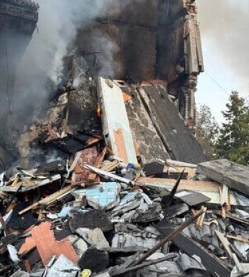 Рашисти влучили у п’ятиповерхівку у Лимані на Донеччині: поранено людину, є пошкодження. ФОТОрепортаж