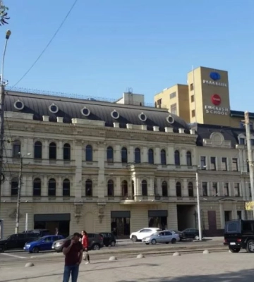 У Дніпрі камінь, який впав з фасаду будинку, ледь не вбив перехожого