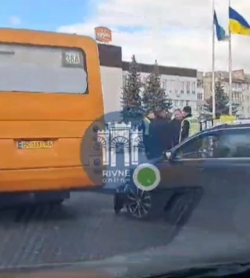 Маршрутка 38А потрапила в ДТП у центрі Рівного