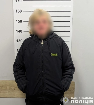 Поліцейські викрили жінку, яка вчинила наругу над могилами військових у Львові